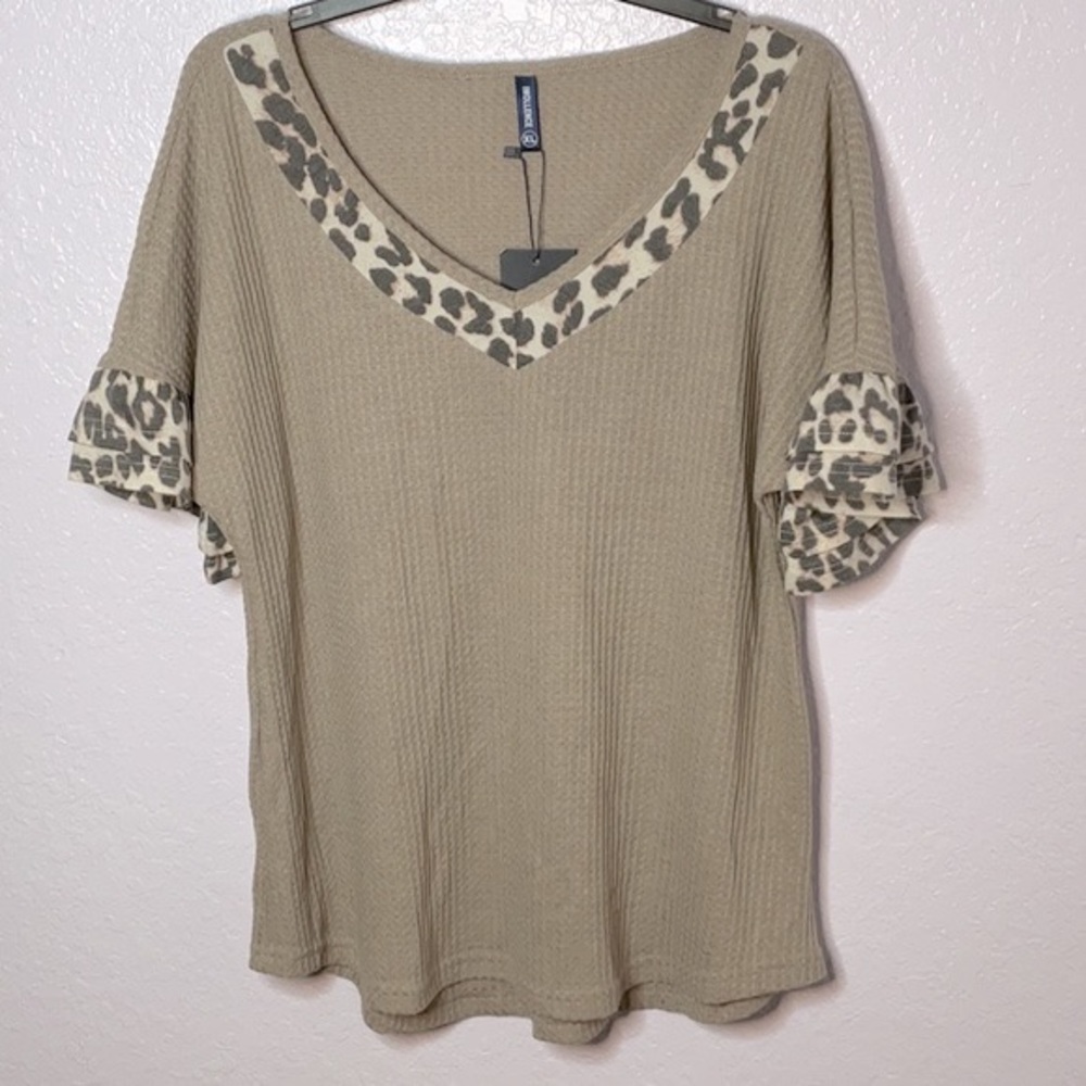 IWOLLENCE Waffle Knit Medium Tan V-Neck Blouse Animal Print Accents size XL NEW